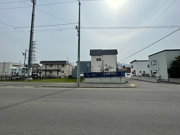 【現地写真】
落ち着いた住宅街の一画で販売中の売地です。土地面積は約37坪。間口の広い区画で明るく開放感がございます。
(2026年4月撮影）