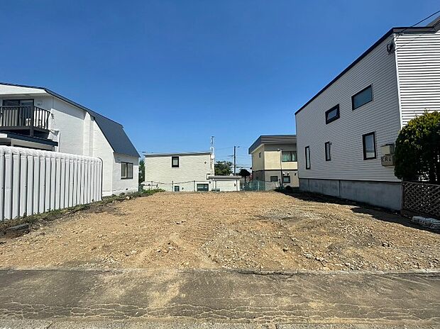 【現地写真】
約53坪のゆとりある売地が登場です。更地でのお渡しになりますので、解体費用が抑えられ引き渡し後の建築がスムーズです。
(2026年5月撮影）