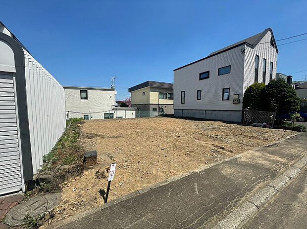 【現地写真】
間口の広い区画のため陽当り良好！開放感があり、実際の広さ以上にゆったりとした印象を与えてくれます。
(2026年5月撮影）