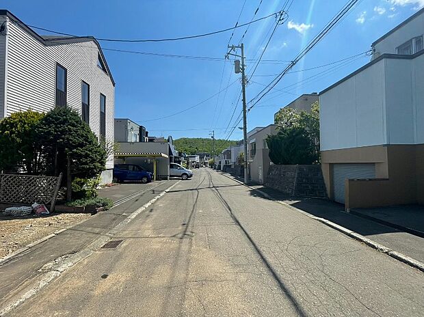 【現地写真】
地下鉄東西線「宮の沢」駅まで徒歩約21分。最寄りバス停「宮の沢3条3丁目」停まで徒歩約2分でアクセスが可能です。
(2026年5月撮影）