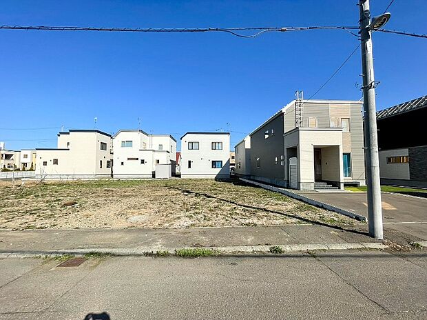 【現地写真】
設計の自由度が高まる間口の広い区画です。建築プランもご用意しております。ぜひお気軽にお問い合わせください。
(2026年4月撮影）