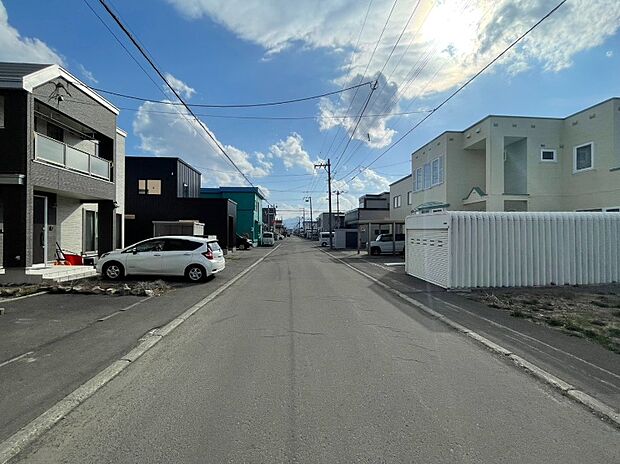 【現地写真】
幅員約8mの南東側公道に面し陽当り良好。暖かい陽光を感じられる立地です。きれいに舗装された前面道路は、お住まいの見栄えも良くしてくれますね。
(2026年4月撮影）