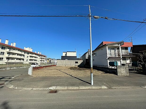 【現地写真】
開放感あふれる角地です。採光や通風が期待でき、快適に暮らせるお住まいが実現できます。
(2026年4月撮影）