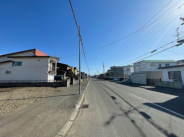 【現地写真】
周辺に高い建物が少ない第一種低層住居専用地域。開放感と落ち着いた街並みが広がります。
(2026年4月撮影）