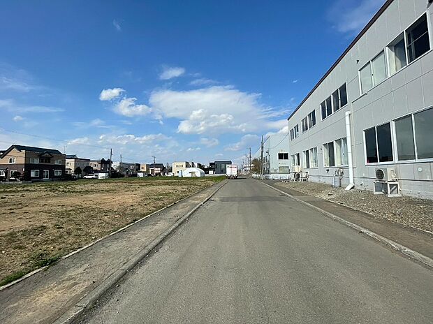 【南側 前面道路】
きれいに舗装された前面道路は、お住まいの見栄えも良くしてくれます。見通しも良く安全性、防犯性も高まります。
(2026年4月撮影）