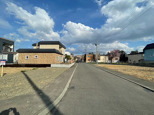 【前面道路】
車通りも少なく静かにお過ごしいただけます。小さなお子様との外出や、ペットとのお散歩にも心強いですね。
(2026年4月撮影）
