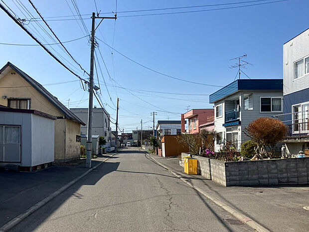 【現地写真】
幅員約8mの見通しの良い道路に面しています。お車でのすれ違いや駐車もしやすい立地です。
（2026年4月撮影）