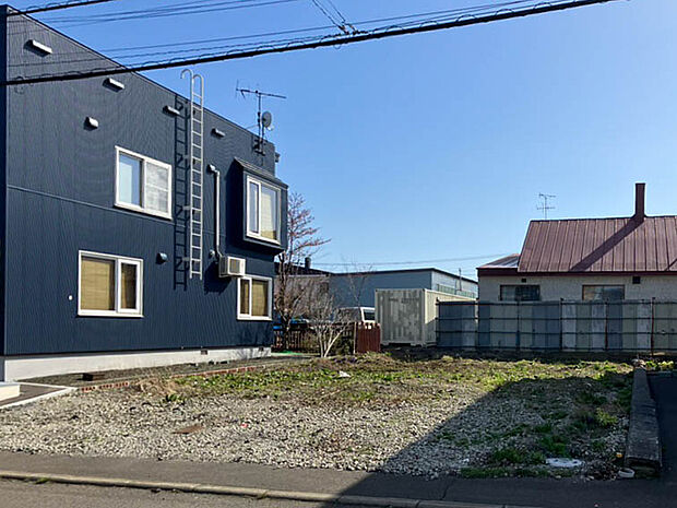 【現地写真】
間口は約10ｍと広く開放的、実際の広さ以上にゆったりとした印象を与えてくれます。周辺には高い建物もなく、陽当りも期待できます。
（2026年4月撮影）
