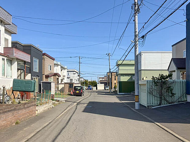 【現地写真】
学校や生活利便施設が徒歩圏内に揃う、暮らしやすい住環境。子育て世帯にもおすすめの物件です。
（2026年4月撮影）