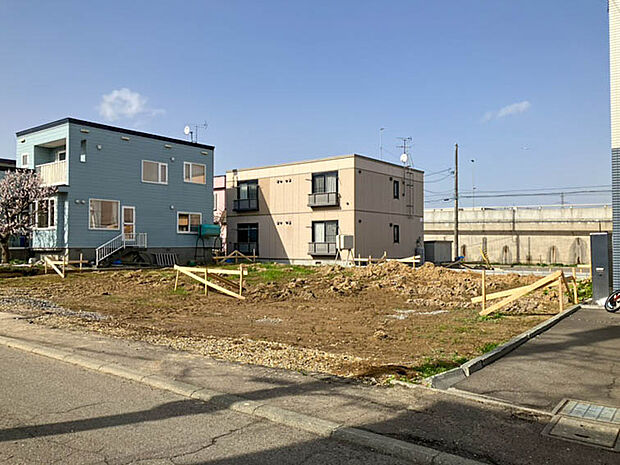 【現地写真】
角地を含む全5区画。理想の住まいづくりをスムーズに進めやすい、建築条件付土地。参考プランもご用意しております。
(2026年4月撮影)