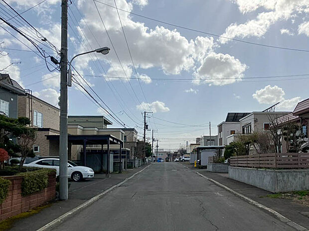 【現地写真】
幅員約9mの開放感あふれる前面道路。車でのすれ違いや出入りもしやすい快適な立地です。
(2026年4月撮影)