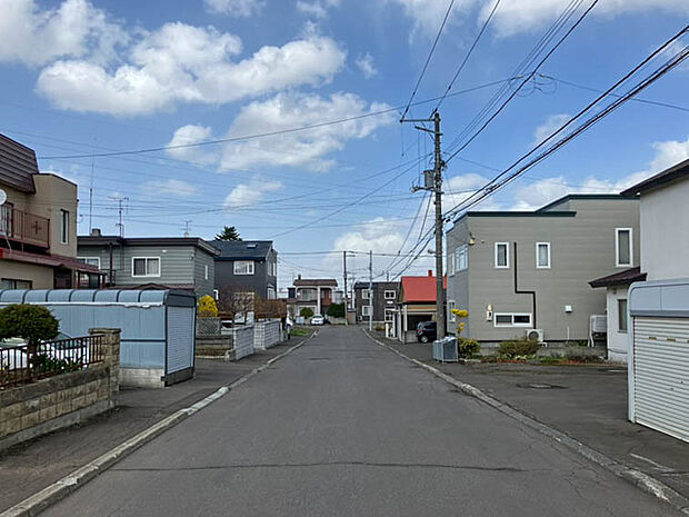 【現地写真】
小中学校まで徒歩10分圏内で、お子様の通学に便利な立地。子育てにもやさしい環境です。
(2026年4月撮影)
