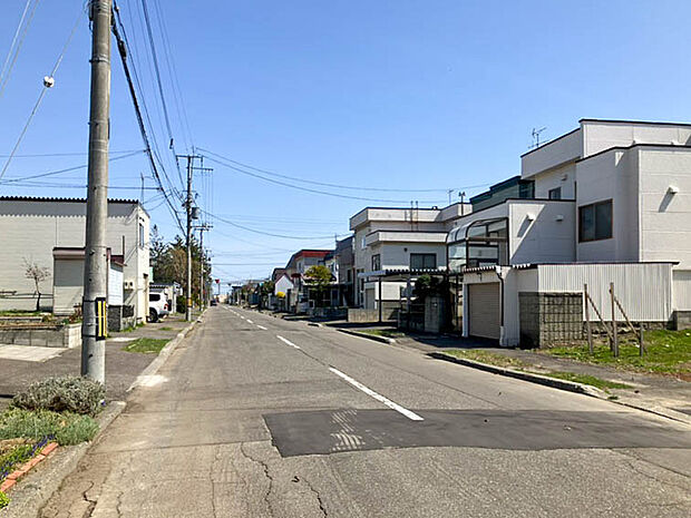 【現地写真】
接道幅員は約12mとゆったり、車庫入れがスムーズに行えますね。見通しの良い道路は安全性、防犯性も高まります。
(2026年4月撮影)