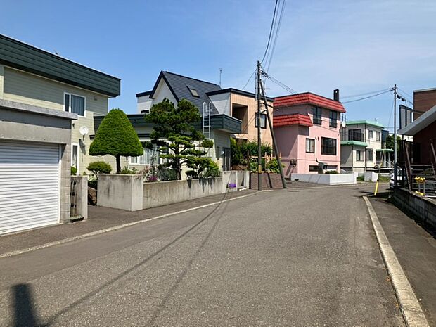 【現地写真】
幅員約8mの南側道路に面し陽当り良好、開放感がございます。お車でのすれ違いや出し入れもスムーズに行なえますね。
（2026年7月撮影）