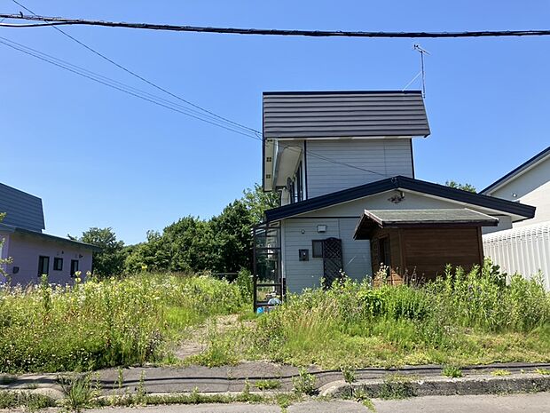 【現地写真】
現在古家がございますが、解体後更地でのお引渡しになります。解体費用が掛からず、スムーズに建築を進められます。
(2026年8月撮影)