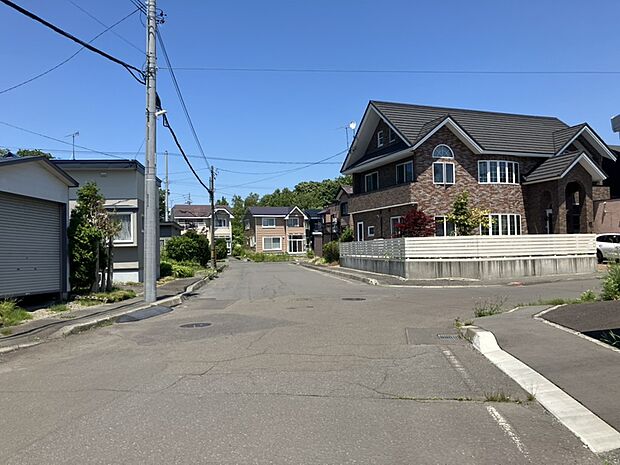 【現地写真】
徒歩圏内には教育機関や生活利便施設が揃い住環境良好。「祝梅小学校」まで徒歩約8分と、子育てにも優しい立地です。
(2026年8月撮影)