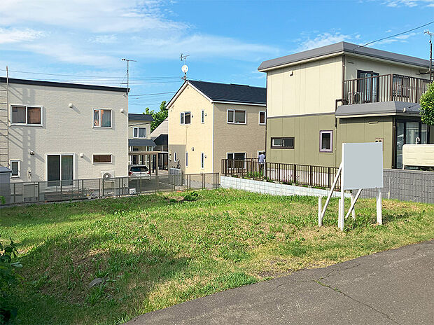 【【現地写真】】山を望み、緑に恵まれた環境です。最寄りバス停(徒歩3分)からは、札幌駅へバス1本。途中手稲駅も経由し、通勤通学もしやすく便利です。
2024年6月撮影