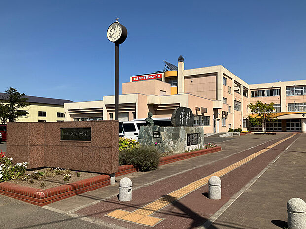 丘珠小学校(約700m)