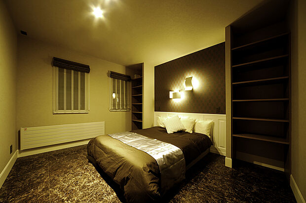 【【寝室】】暮らしの背景となるクロスには、クラシカルなパターンや花柄、凹凸のはっきりしたパターンが美しい白、腰壁のように壁の下の方にだけ貼る、などの工夫をこらしました。
(撮影:2022年11月)