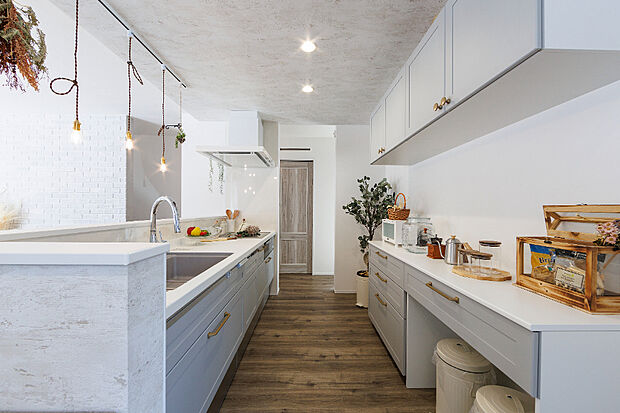 【【キッチン】】Panasonicのラクシーナを採用。お手入れのしやすいIHコンロや家事の負担を軽減する食器洗い乾燥機完備。デザイン性と機能性に優れたキッチンです。
(2025年2月撮影)