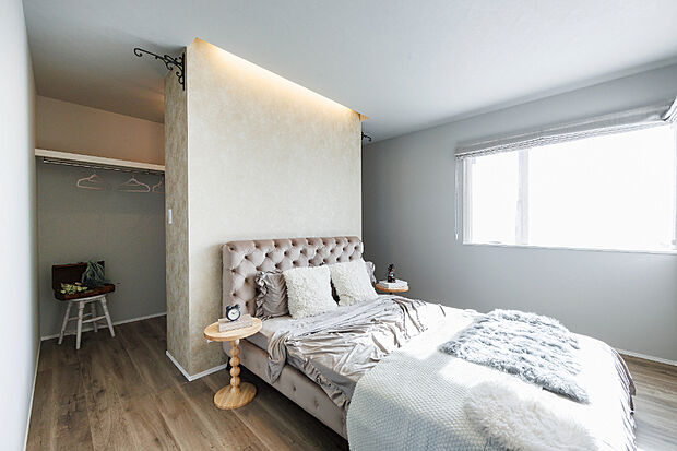 【【主寝室】】6帖の主寝室ではダブルベッドを置いてもゆとりある広さ。ドアをもうけず、2方向からの出入りが可能なウォークインクローゼットも使い勝手◎
(2025年2月撮影)