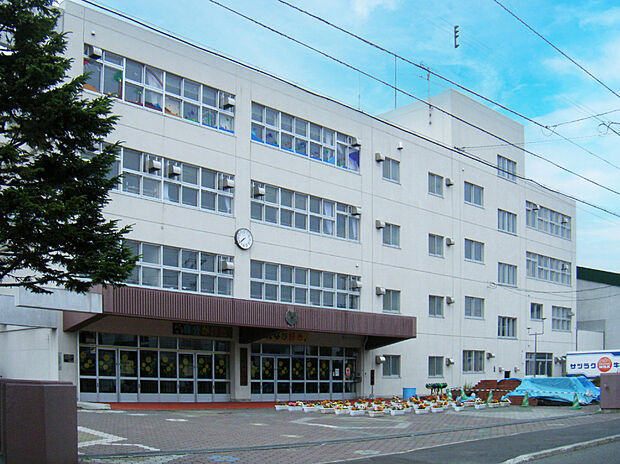 北野平小学校（約770m）