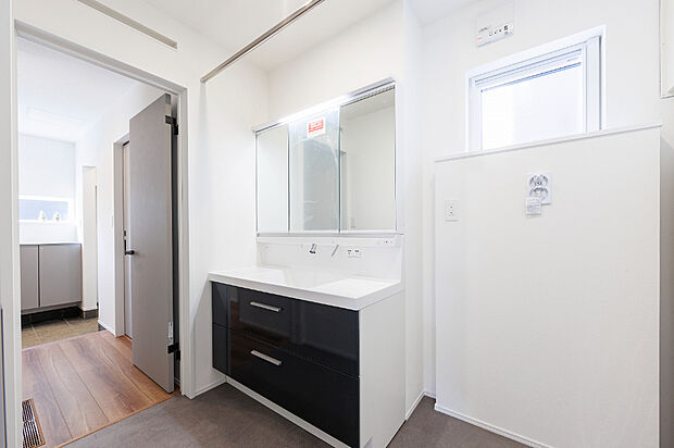 【【2号棟/ユーティリティ】】帰宅後すぐに手洗いや入浴ができる効率的な動線を実現。外の汚れを室内に持ち込ませない工夫が、毎日の帰宅シーンをより清潔で快適なものへと変えてくれます。(2026年3月撮影)