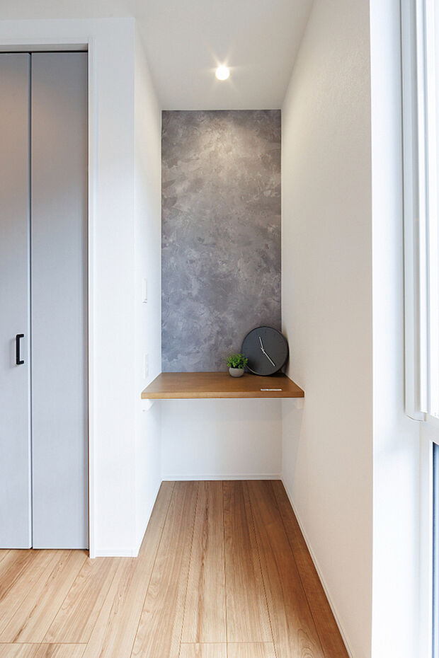 【【2号棟/パントリー横スペース】】パントリーに隣接する落ち着いた一角。静かに集中できる書斎や家計簿をつけるワークスペースなど、ライフスタイルに合わせて多彩な使い道が広がる空間です。(2026年3月撮影)