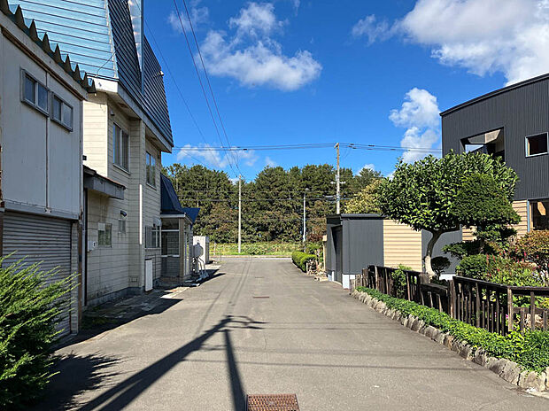 【【現地写真】】比較的車通りの少ない前面道路に面しています。小さなお子様との外出や、ペットとのお散歩にも心強いです。
(2025年11月撮影)