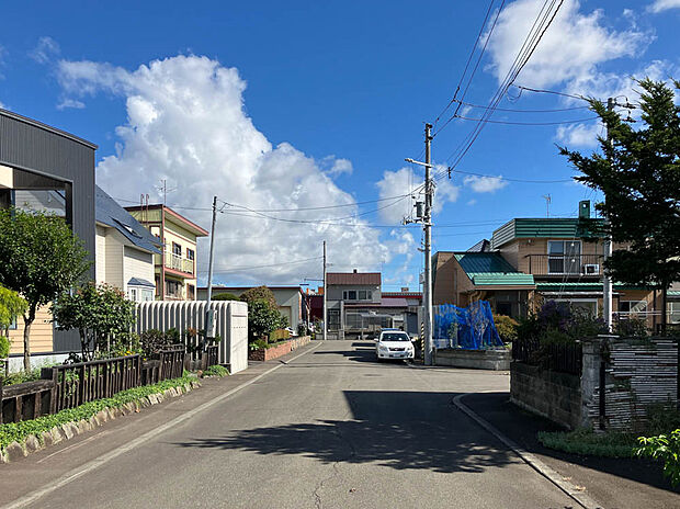 【【現地写真】】幅員約8mの広い公道に面しております。お車でのすれ違いや車庫入れもスムーズにできそうですね。
(2025年11月撮影)