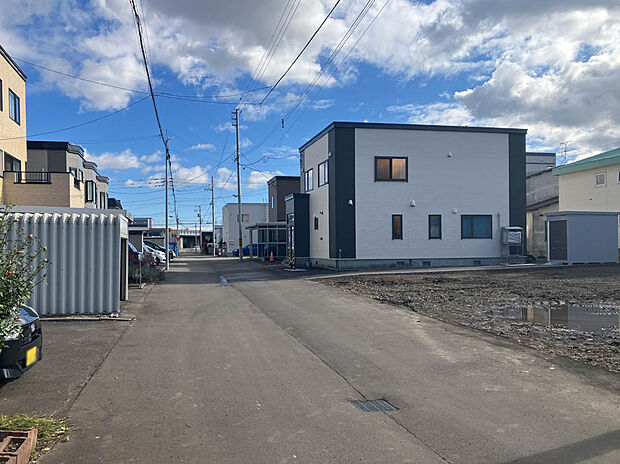 【【現地写真】】徒歩10分圏内には小学校や公園、買物施設が揃い、子育てにも優しい環境です。ぜひ周辺環境と合わせて現地をご覧ください。
(2025年11月撮影）