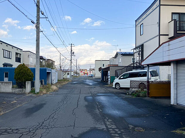 【【現地写真】】徒歩5分圏内にはスーパーやコンビニなどの買物施設が揃います。日々のお買い物にも困りませんね。
(2025年11月撮影)