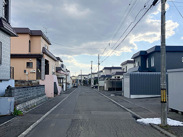 【【現地写真】】前面道路は幅員約8mと開放感がございます。お車でのすれ違いや出し入れもスムーズに行えますね。
（2025年12月撮影）