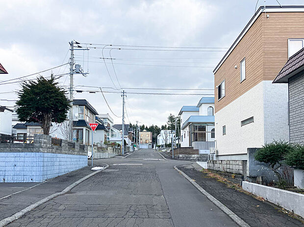 【【現地写真】】「厚別東小学校」まで徒歩約6分で、お子様の通学にも心強いですね。ぜひ周辺環境と合わせて現地をご覧ください。
（2025年12月撮影）