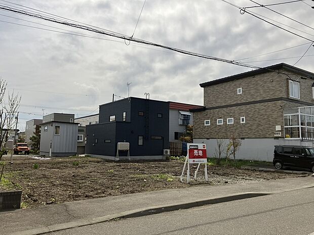 【【現地写真】】前面道路は幅員約10mの広々とした公道です。周辺には高い建物も少なく広い空のもとで新生活がスタートできます。
（2026年5月撮影）