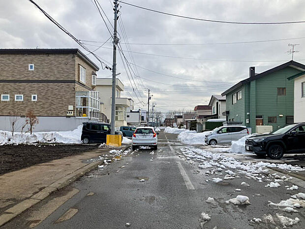 【【現地写真】】保育園や公園が徒歩5分圏内にあり、子育て世帯にも嬉しい環境。コンビニまで徒歩約2分で急なお買い物も便利です。
(2026年3月撮影)