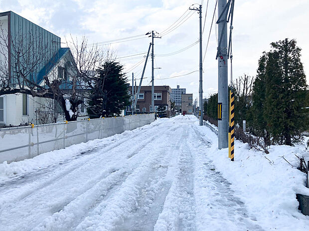 【【現地写真】】広い公道に面し開放感がございます。お車でのすれ違いや駐車もスムーズにできますね。見通しの良い道路は安全性、防犯性も高まります。
（2025年12月撮影）