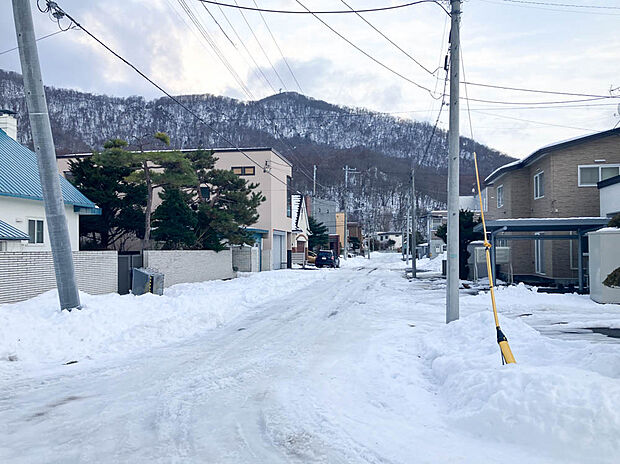 【【現地写真】】市電「石山通」駅まで徒歩約8分とアクセス良好、「中央図書館前」駅までも徒歩約9分、バスも利用でき通勤通学に便利な立地です。
(2025年12月撮影)