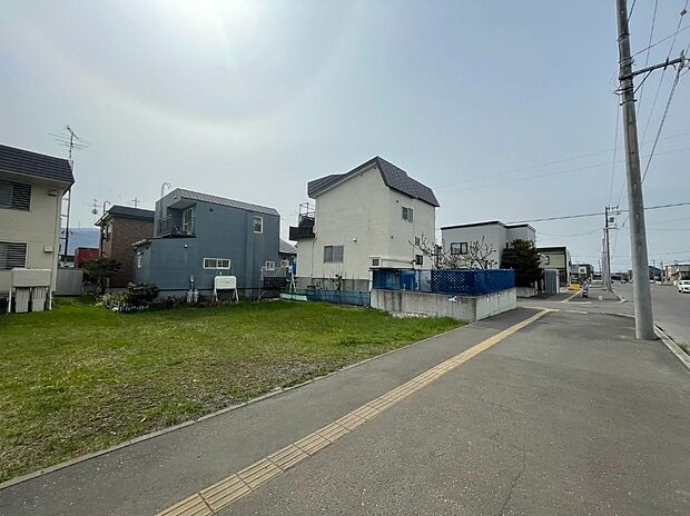 【【現地写真】】JR函館本線「稲積公園」駅まで徒歩約18分、「発寒」駅までも徒歩約20分でご利用いただけます。
(2026年4月撮影）