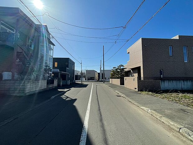【【現地写真】】教育機関や商業施設が徒歩圏内に揃う、暮らしやすい住環境も嬉しいポイント。ぜひ周辺環境と合わせて現地をご覧ください。
(2026年4月撮影）