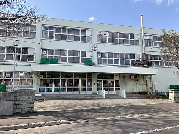 新川中学校(約1,330m)