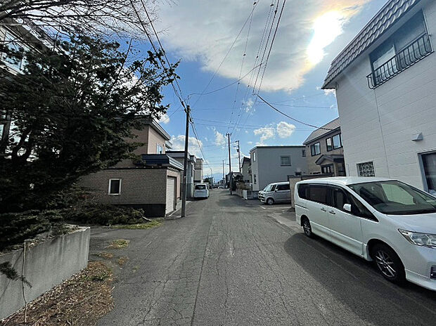 【【現地写真】】周辺は低層住居が建ち並ぶ閑静な住宅街となっております。教育機関や公園が近く、子育て世帯にもおすすめできる物件です。
(2026年4月撮影）