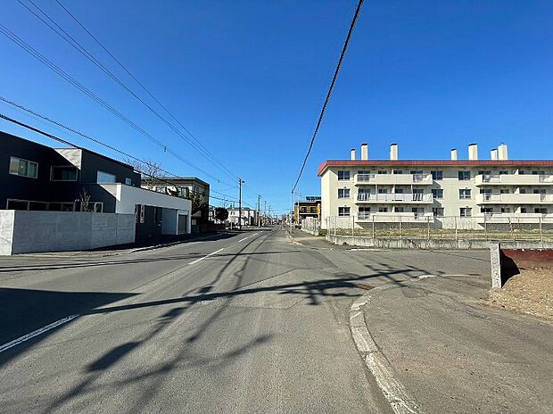【【現地写真】】前面道路は北東側幅員約8m北西側約15ｍのゆとりある公道です。きれいに舗装された前面道路は、お住まいの見栄えも良くしてくれますね。
(2026年4月撮影）