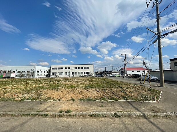 【【北角地 現地写真】】全6棟のお住まいが完成し建ち並ぶと、素敵な一画になりそうですね。ぜひご家族に合った間取りの夢のマイホームをご実現ください。
(2026年4月撮影）
