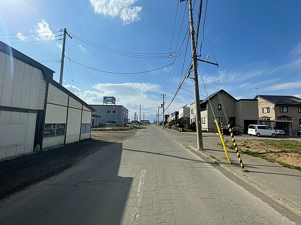 【【西側 前面道路】】広い公道に面した区画で開放感がございます。お車でのすれ違いや駐車もスムーズに行えます。
(2026年4月撮影）