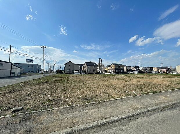 【【南角地 現地写真】】約72坪の広々とした土地面積が魅力。地勢はプランの自由度が高まり、建築後の生活もしやすい平坦地な整形地です。
(2026年4月撮影）