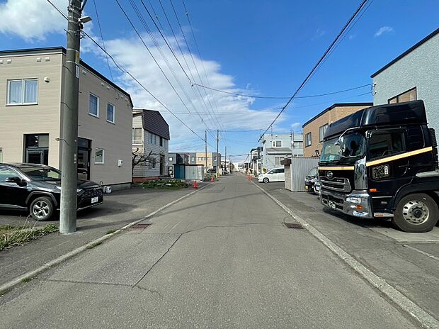 【【前面道路】】スーパーや生活利便施設が身近に揃い、毎日の買物も快適。ぜひ周辺環境と合わせて現地をご覧ください。
(2026年4月撮影）
