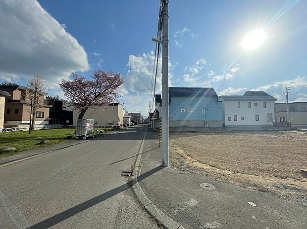 【【現地写真】】見通しの良い道路は、お住まいの見栄えが良くなるだけでなく、安全性・防犯性も高まります。
(2026年4月撮影）