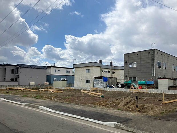 【【現地写真】】買物施設や生活利便施設が徒歩10分圏内に揃う快適なロケーション。毎日を快適にサポートしてくれます。
（2026年4月撮影）