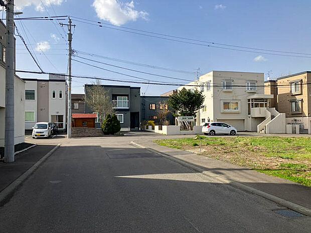 【【現地写真】】接道幅員はゆったり約8mございます。見通しが良く、お車のすれ違いや駐車もラクラクですね。
（2026年4月撮影）